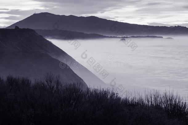 美丽的大气的风景看法采用日落向在大西洋里的海岸