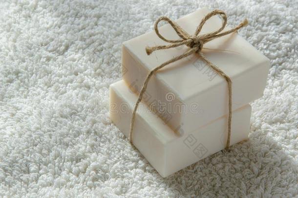 两个赠品肥皂条向白色的毛巾和空间为文本