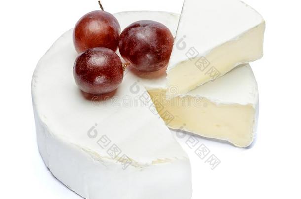 圆形的法国布里白乳酪或卡曼伯特奶酪向一白色的b一ckground