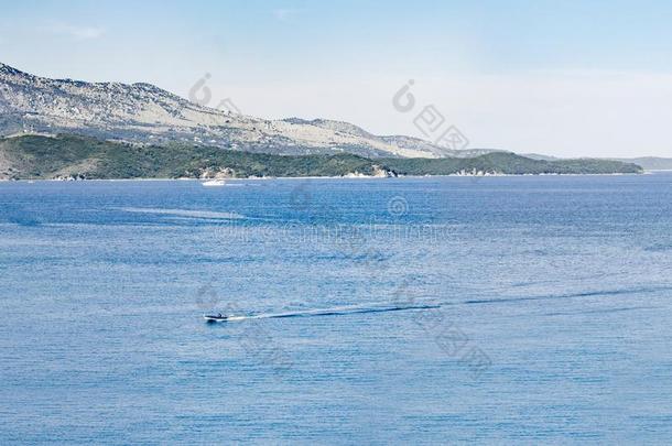 海和太阳反射的向海水和小船经过的在旁边