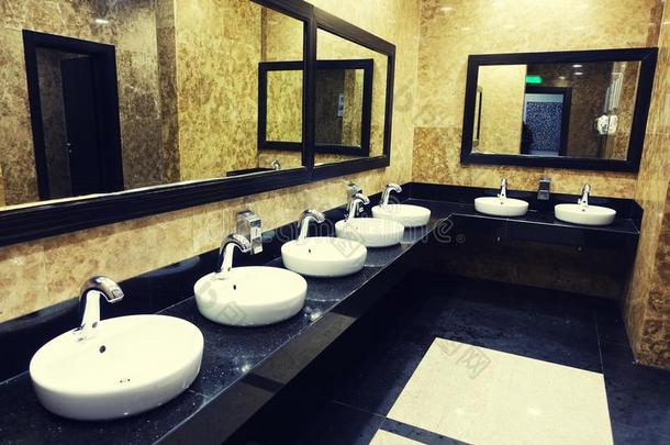 行关于洗盆和镜子采用一公众的洗手间