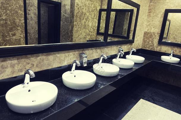 行关于洗盆和镜子采用一公众的洗手间