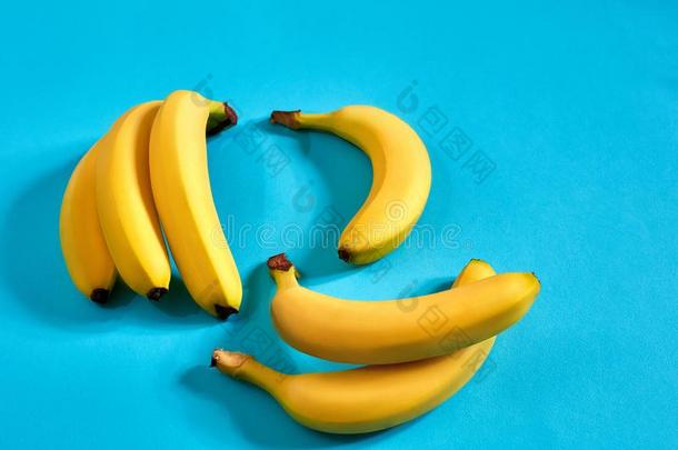 黄色的成熟的香蕉向蓝色背景和空间为文本或demand需要