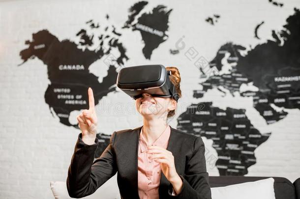 女商人使用VirtualReality虚拟现实眼镜
