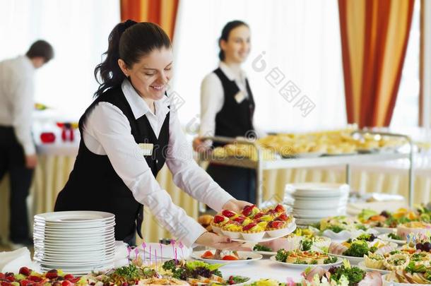 饭店女服务员服务表和食物