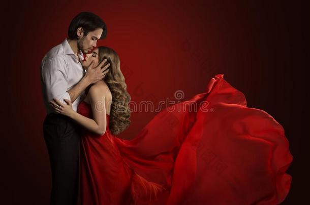 <strong>接吻</strong>的对,年幼的<strong>男人接吻</strong>美丽的女人,波浪状的红色的衣服
