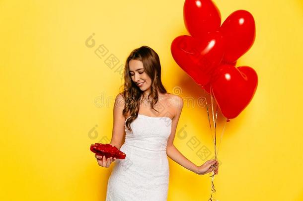 美丽的女孩佃户租种的土地气球和糖果庆祝情人