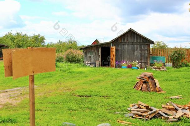 老的乡下的木制的房屋采用俄国的村民采用夏和煦的：照到阳光的一天.wickets三柱门