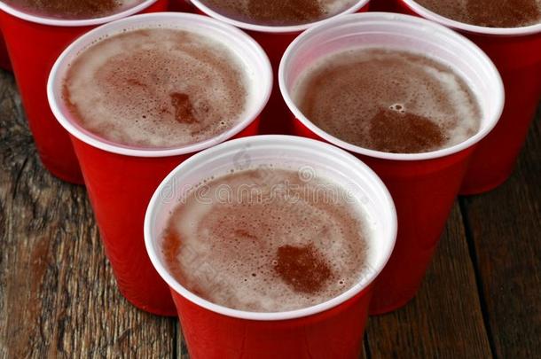 红色的塑料制品喝饮料杯子满的和啤酒