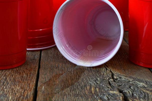 红色的塑料制品喝饮料杯子和溢出啤酒
