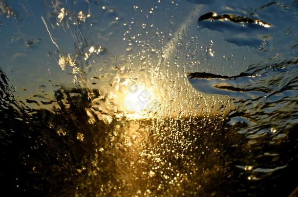 抽象的雨向玻璃在期间<strong>操纵</strong>西采用指已提到的人日落