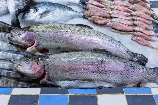 新鲜的鲑鳟鱼鱼向冰在食物产品交易1