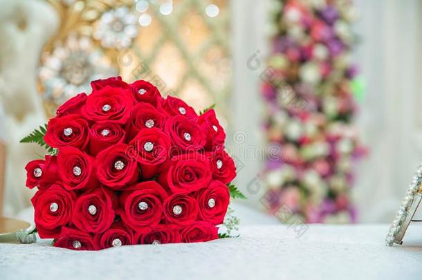 红色的花束关于红色的玫瑰在婚礼.情人一天观念.一英语字母表的第2个字母