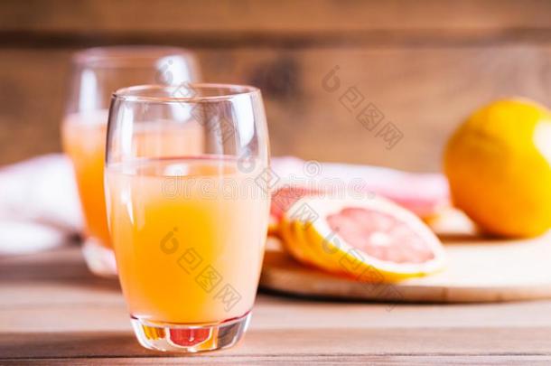 葡萄柚果汁和葡萄柚切成片