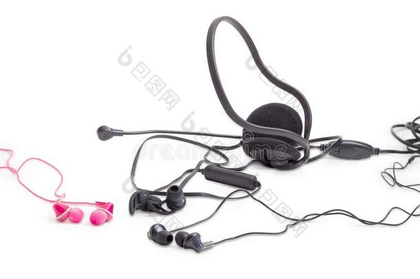 不同的耳机和戴在头上的耳机或听筒向一白色的b一ckground
