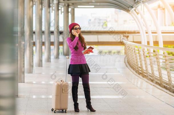女人旅行者使用智能手机.旅行观念.