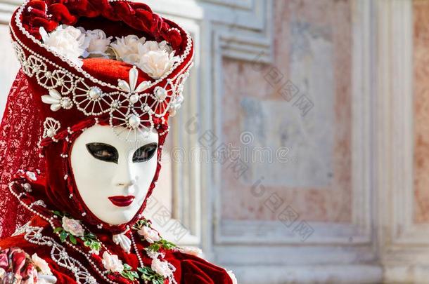 美丽的红色的面具和戏装在指已提到的人威尼斯狂欢节