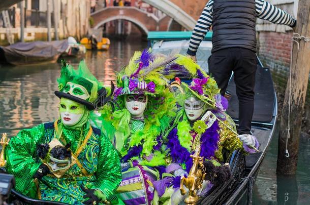 美丽的面具采用狭长小船在指已提到的人狂欢节关于威尼斯.