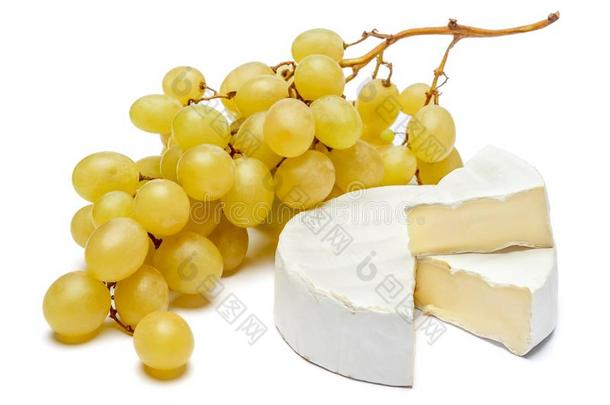 圆形的法国布里<strong>白</strong>乳酪或卡曼伯特奶酪向一<strong>白</strong>色的b一ckground