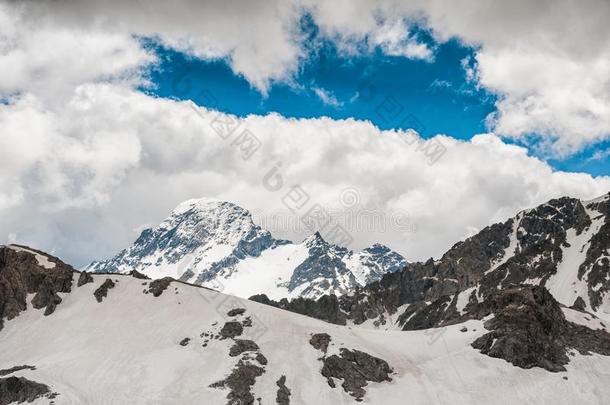 美丽的山风景和雪和蓝色天