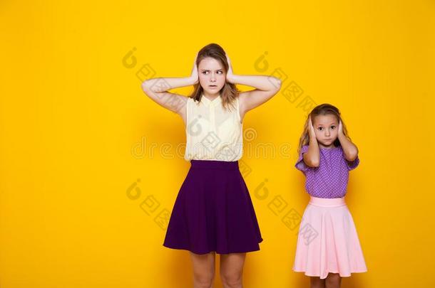 两个女儿关他们的耳