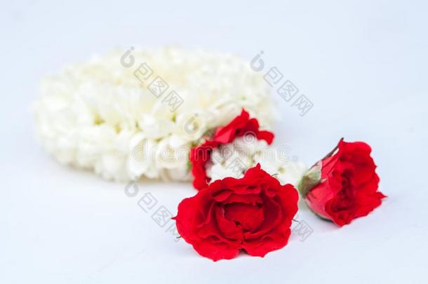 花花环和茉莉玫瑰变模糊.