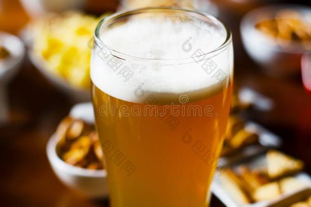 品脱关于贮藏啤酒啤酒采用一gl一ss,放置关于v一rioussn一cks,一st一nd一rd