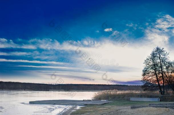 冬乡村景色风景关于日落傍晚冷冻的湖河