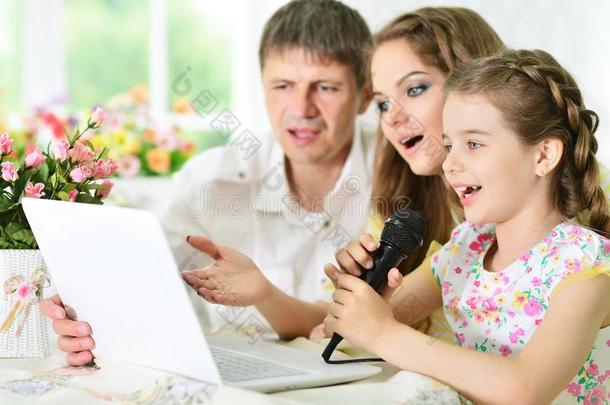 家庭和便携式电脑唱歌<strong>卡拉OK</strong>