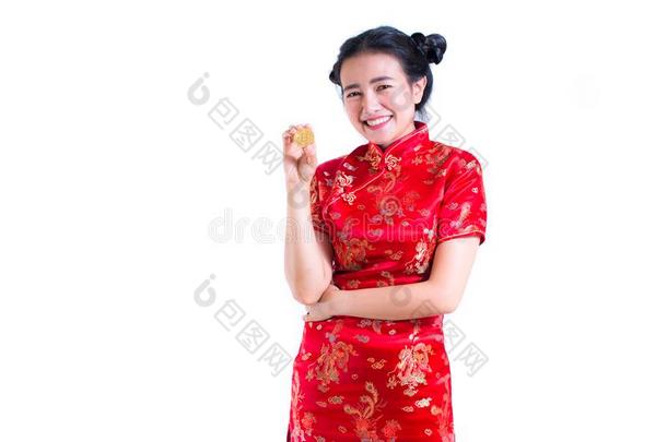 年幼的亚洲人女人使人疲乏的中国人衣服传统的旗袍winter冬天