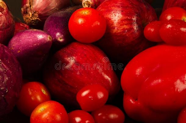 红色的蔬菜和成果混合的同时在沙<strong>拉条</strong>