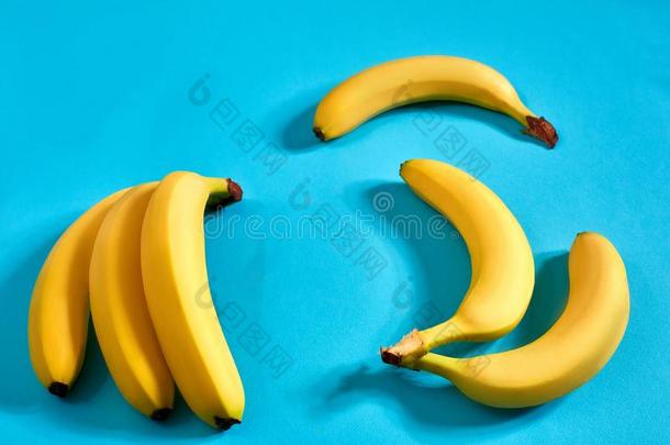 黄色的成熟的香蕉向蓝色背景和空间为文本或demand需要