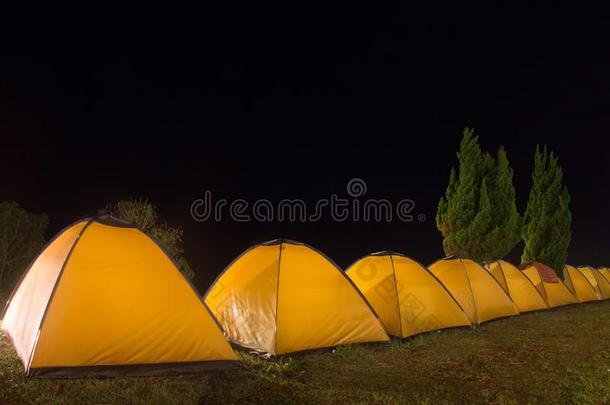 野营和帐篷向山,旅行野营.
