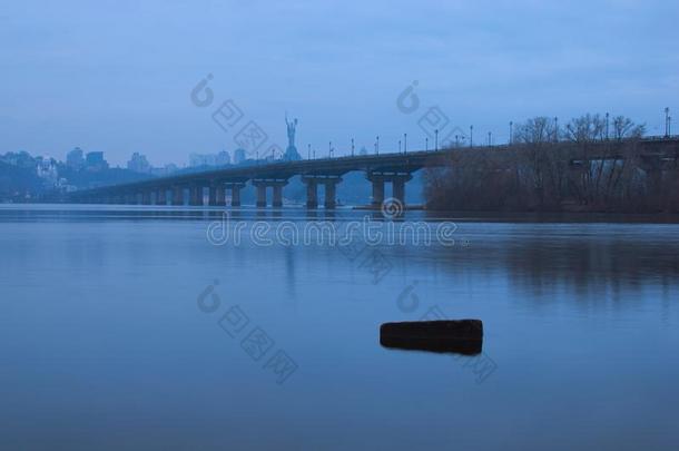 全景的看法关于立刻银行关于基辅,指已提到的人佩顿Pate的昵称桥和Dniep