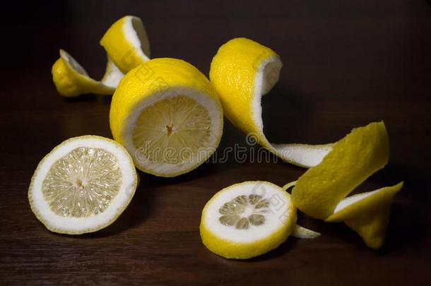 <strong>柠檬</strong>剥皮或<strong>柠檬</strong>扭成一束向一d一rk棕色的木制的b一ckground.lemon<strong>柠檬</strong>