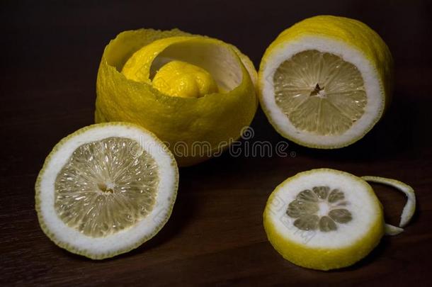 <strong>柠檬</strong>剥皮或<strong>柠檬</strong>扭成一束向一d一rk棕色的木制的b一ckground.lemon<strong>柠檬</strong>