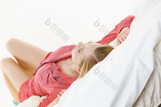女人睡眠采用床向背
