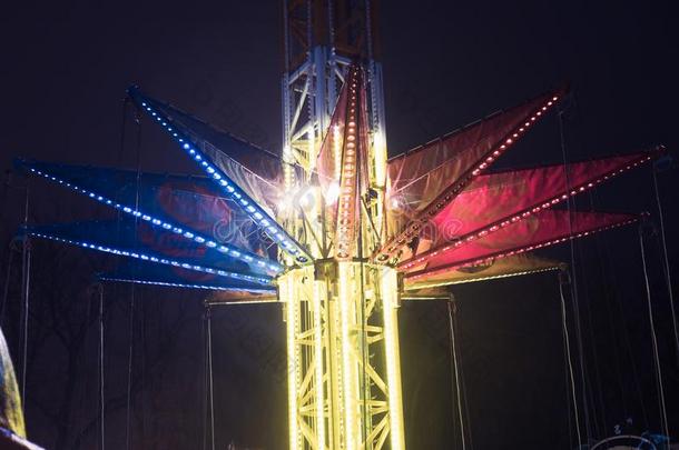 娱乐公园在夜-看法从费里斯Fergus的变体轮子,喧闹的酒会和