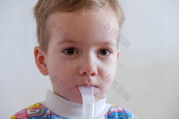 男孩治疗的吸入使用一喷雾器