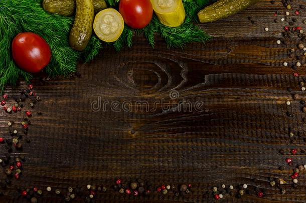 腌菜和胡椒豌豆向一d一rk木制的b一ckground,pl一ce为英语字母表的第20个字母