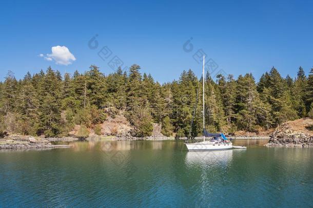 航行小船和蓝色天背景在走私者小海湾海的vide提供