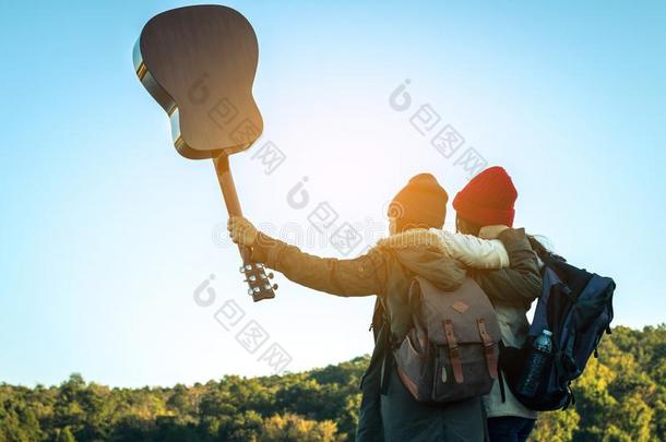 旅行者女人和朋友旅行向指已提到的人河.