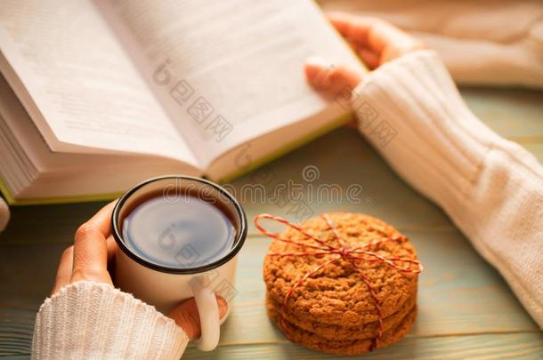 女孩阅读书和喝饮料茶水采用w采用ter