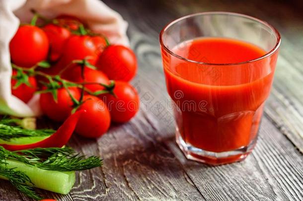 玻璃关于番茄果汁和新鲜的番茄es