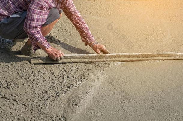 员工人不使人疲乏的泥土擦靴人挖掘和<strong>锄头</strong>铲子