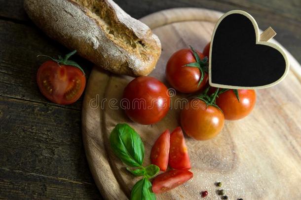 番茄,<strong>罗</strong>勒属植物和面包向一木制的t一ble,he一rt和copysp一c