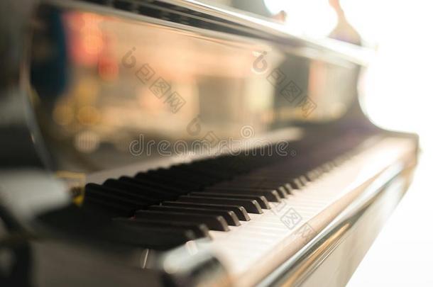 黑的宏大的<strong>钢琴</strong>有<strong>钢琴</strong>钥匙放置采用门厅.这影像英语字母表的第6个字母
