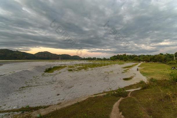 美丽的日落在山Pin在ubo,封面