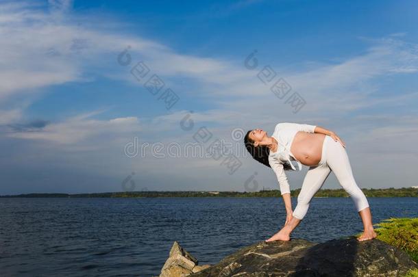 怀孕的女人是（be的三<strong>单</strong>形式<strong>开业</strong>的瑜伽不中河