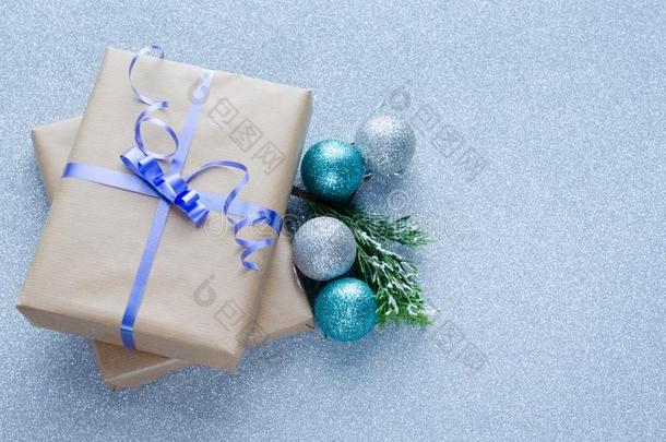 圣诞节礼物和蓝色装饰杂乱.